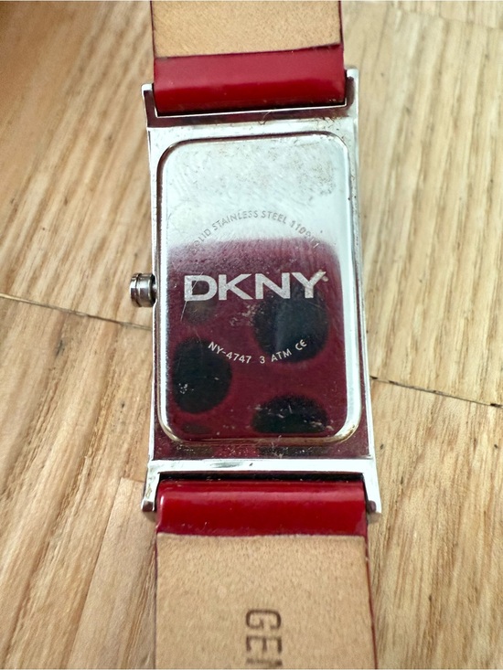 DKNY ladies silver tone red leather minimalist watch NEW BATTERY